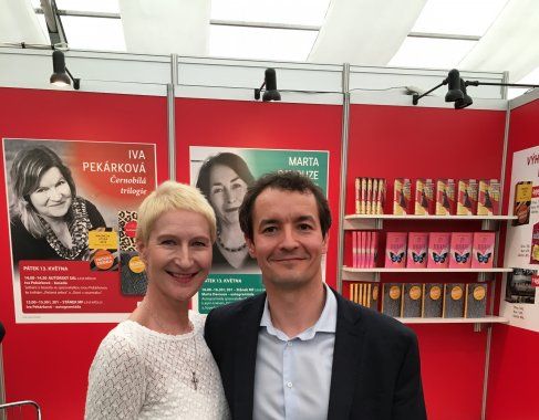 Sylva Lauerová s Antonínem Kočím, programovým ředitelem divize Knihy, Mladá fronta, a.s.