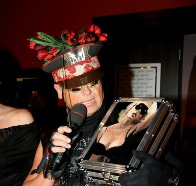 Křest Otroka - Jiří Korn s dárkem pro autorku knihy Sylvu Lauerovou (foto: Klára Smílková)