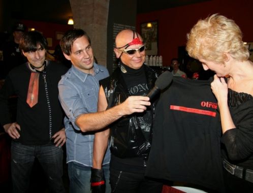 Křest Otroka - Sylva Lauerová s kmotry knihy: Jiřím Kornem, Romanem Vojtkem a Zdeňkem Podhůrským (foto: Klára Smílková)