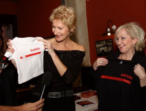 Křest Otroka - Sylva Lauerová předává dárky kmotrům knihy (foto: Martin Domok)