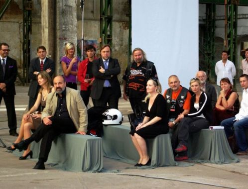 Ojedinělá setkání na vernisáži Projektu Michael2007 - monsignore Tomáš Halík, zpěvačka Bára Basiková, herec Zdeněk Podhůrský, delegace Ministerstva zahraničních věcí ČR a zástupci klubu Harley Davidson.