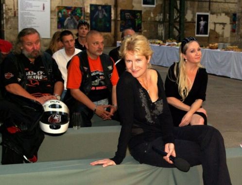 Vernisáž Projektu Michael2007 - iniciátorka výstavy Sylva Lauerová, koketující s fotoaparátem