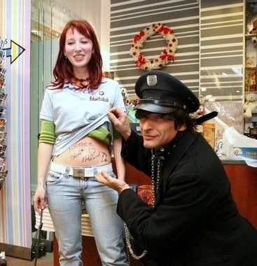 Brněnský křest a autogramiáda knihy Otrok - Zdeněk Podhůrský s fanynkou :-) (foto: Klára Smílková)