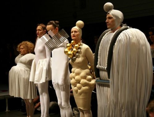 Scénická performance ŠACH MAT - bílé figury. Sylva Lauerová: Bílá Královna (foto: Klára Smílková)