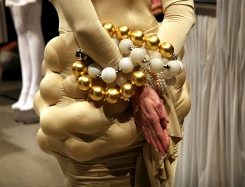 Scénická performance ŠACH MAT - Sylva Lauerová alias Bílá Královna - detail šperků (foto: Klára Smílková)