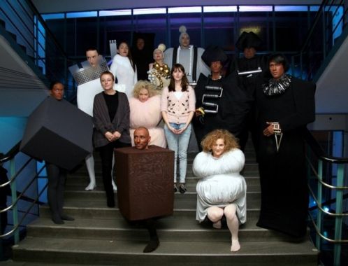 Scénická performance ŠACH MAT - jednotlivé figury spolu s návrhářkami Danou Bezděkovou a Zuzanou Kubíčkovou (foto: Klára Smílková)