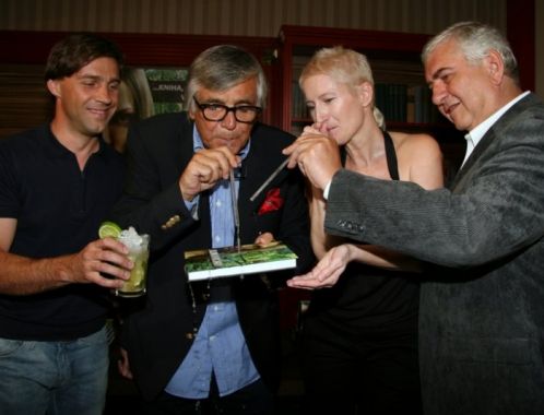 Křest románu Jumaroro: Sylva Lauerová s kmotry knihy - Jiřím Bartoškou, Miroslavem Donutilem a Romanem Vojtkem (foto: Klára Smílková)