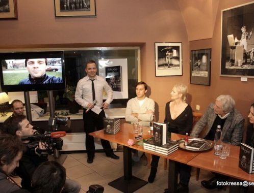 křest Praha, 6.12.2012, Café-bar Platýz, Roman Vojtek - literární talisman Sylvy - zdraví všechny přítomné i prostřednictvím televizní obrazovky