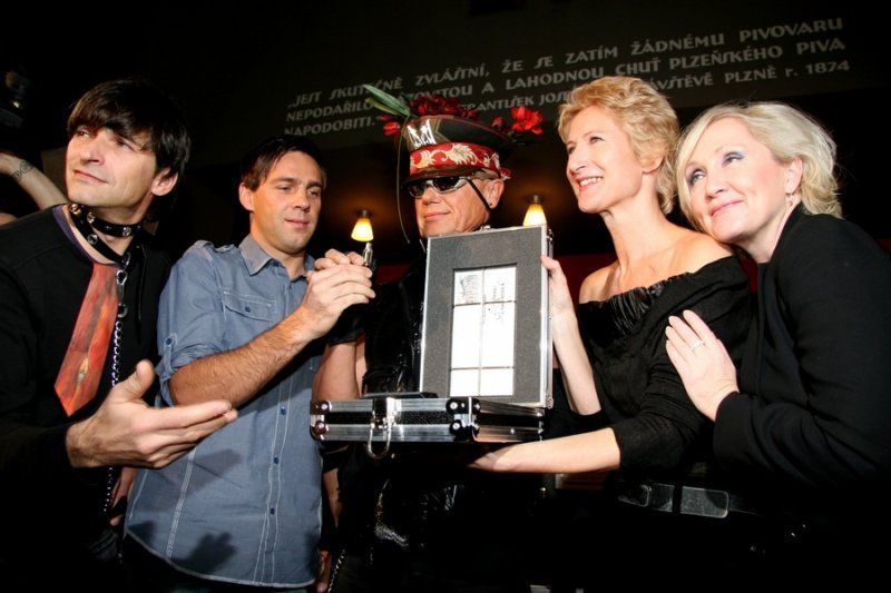 Křest Otroka - Sylva Lauerová s kmotry knihy: Jiřím Kornem, Bárou Basikovou, Romanem Vojtkem a Zdeňkem Podhůrským (foto: Klára Smílková)