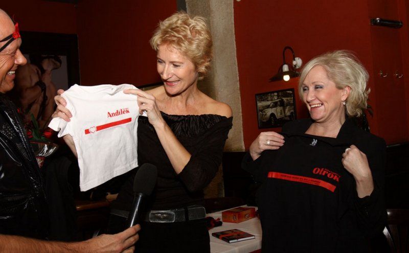Křest Otroka - Sylva Lauerová předává dárky kmotrům knihy (foto: Martin Domok)