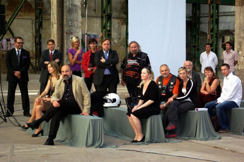 Ojedinělá setkání na vernisáži Projektu Michael2007 - monsignore Tomáš Halík, zpěvačka Bára Basiková, herec Zdeněk Podhůrský, delegace Ministerstva zahraničních věcí ČR a zástupci klubu Harley Davidson.