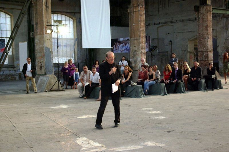 Vernisáž Projektu Michael2007 - dr. Mirek Kovařík při recitaci poezie ze sbírky Michael2007