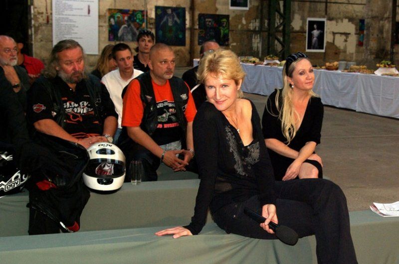 Vernisáž Projektu Michael2007 - iniciátorka výstavy Sylva Lauerová, koketující s fotoaparátem
