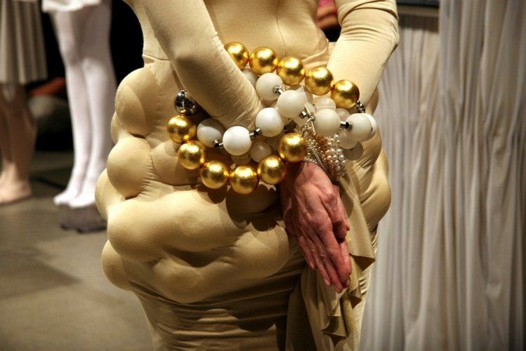 Scénická performance ŠACH MAT - Sylva Lauerová alias Bílá Královna - detail šperků (foto: Klára Smílková)