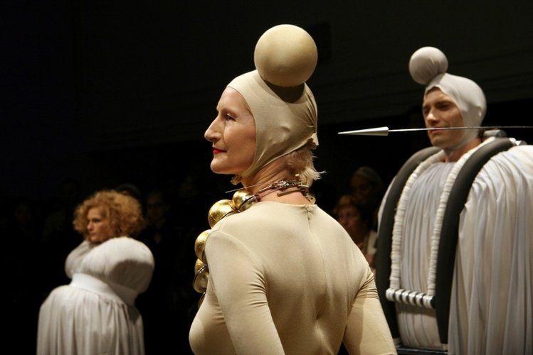 Scénická performance ŠACH MAT - Sylva Lauerová alias Bílá Královna (foto: Klára Smílková)