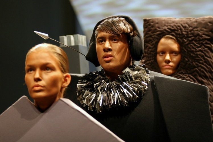 Scénická performance ŠACH MAT - černé figury (foto: Klára Smílková)