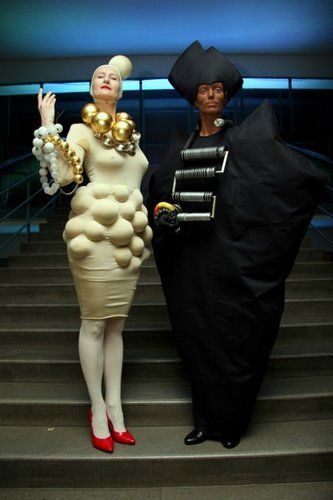 Scénická performance ŠACH MAT - Bílá královna: Sylva Lauerová a Černá královna: OLO (foto: Klára Smílková)