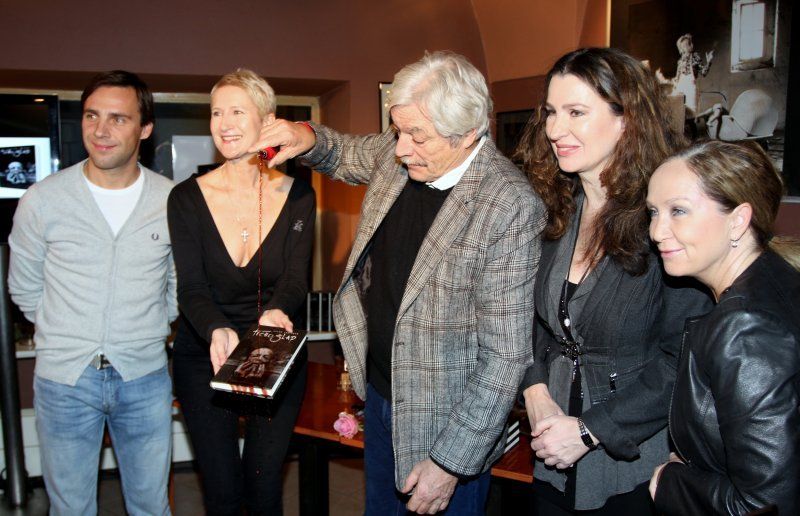 křest Praha, 6.12.2012, Café-bar Platýz, Juraj Kukura křtí Tichošlapa oblíbeným likérem jedné z hrdinek příběhu foto Klára Smílková