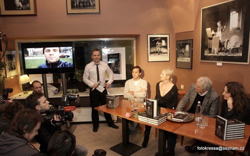křest Praha, 6.12.2012, Café-bar Platýz, Roman Vojtek - literární talisman Sylvy - zdraví všechny přítomné i prostřednictvím televizní obrazovky