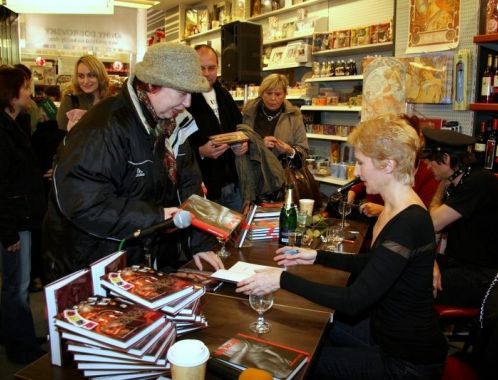 Otrok - brněnský křest a autogramiáda - spisovatelka Sylva Lauerová při autogramiádě (foto: Klára Smílková)