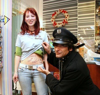 Otrok - brněnský křest a autogramiáda - Zdeněk Podhůrský s fanynkou (foto: Klára Smílková)