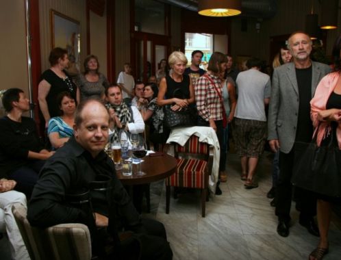 Křest románu Jumaroro: v Café Colore bylo plno :) (foto: Klára Smílková)