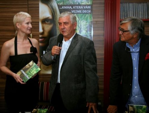 Křest románu Jumaroro: Sylva Lauerová s kmotry knihy - Miroslavem Donutilem a Jiřím Bartoškou (foto: Klára Smílková)