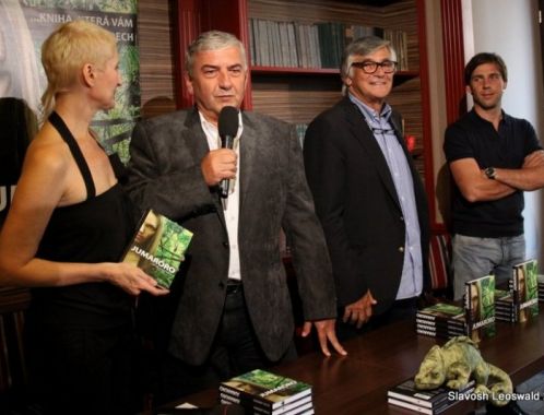 Křest románu Jumaroro: Sylva Lauerová s kmotry knihy (foto: Slavoš Jiřena)