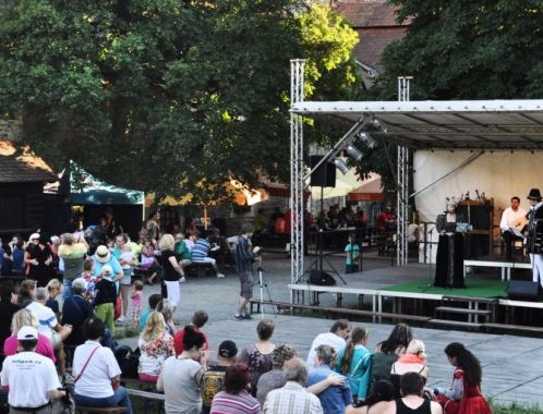 Sylva Lauerová s recitačním a hudebním doprovodem