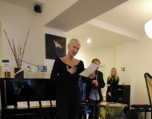 Souhvězdí Bohumila Hrabala a Harlekýn na římse