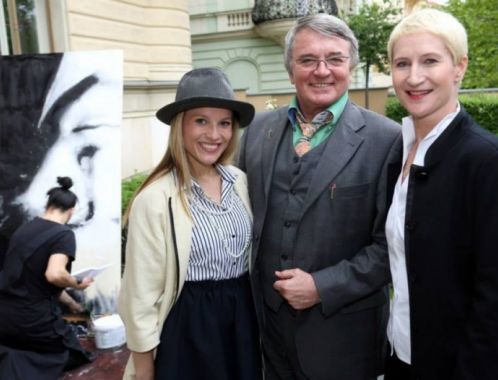 Sylva Lauerová s operní pěvkyní Michaelou Gemrotovou a baletním mistrem Vlastimilem Harapesem; Foto: Jiří Jansch