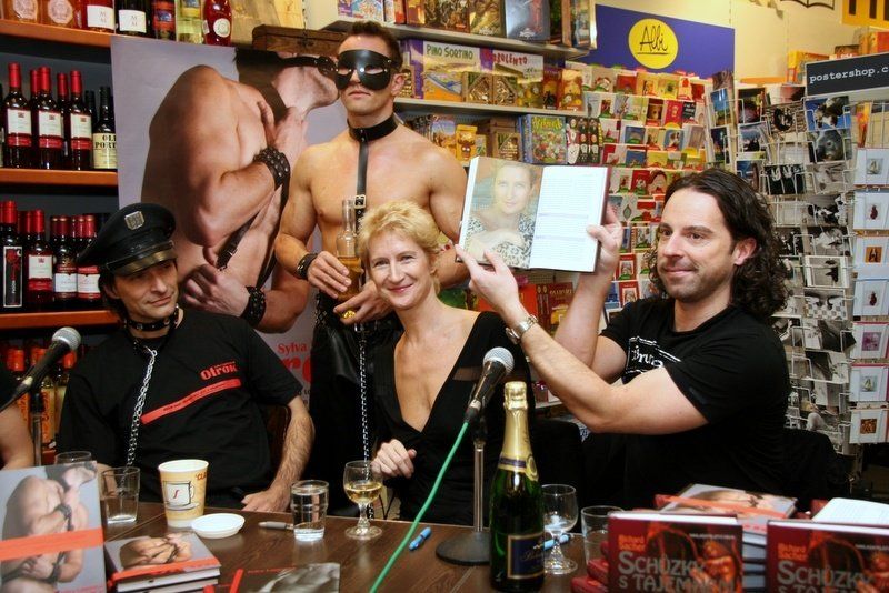 Otrok - brněnský křest a autogramiáda - spisovatelka Sylva Lauerová a spisovatel Richard Sacher při společném křtu svých knih (foto: Klára Smílková)