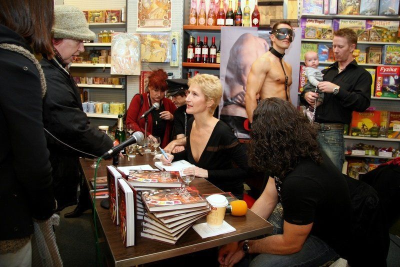 Otrok - brněnský křest a autogramiáda - spisovatelka Sylva Lauerová při autogramiádě (foto: Klára Smílková)