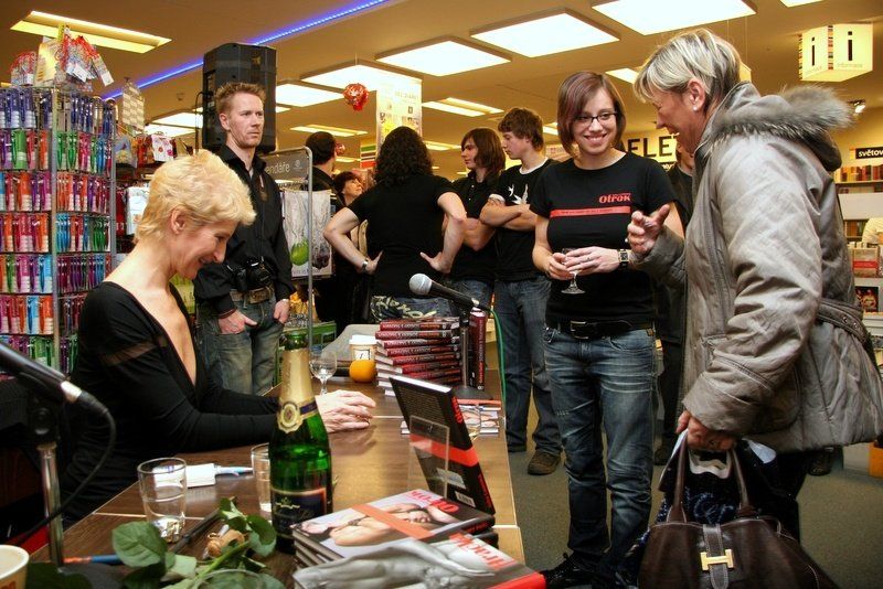 Otrok - brněnský křest a autogramiáda - spisovatelka Sylva Lauerová při autogramiádě (foto: Klára Smílková)