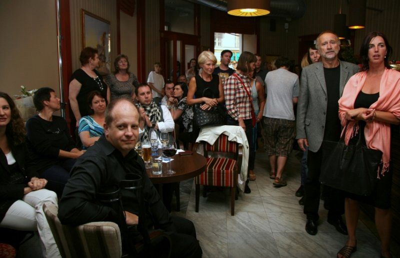 Křest románu Jumaroro: v Café Colore bylo plno :) (foto: Klára Smílková)
