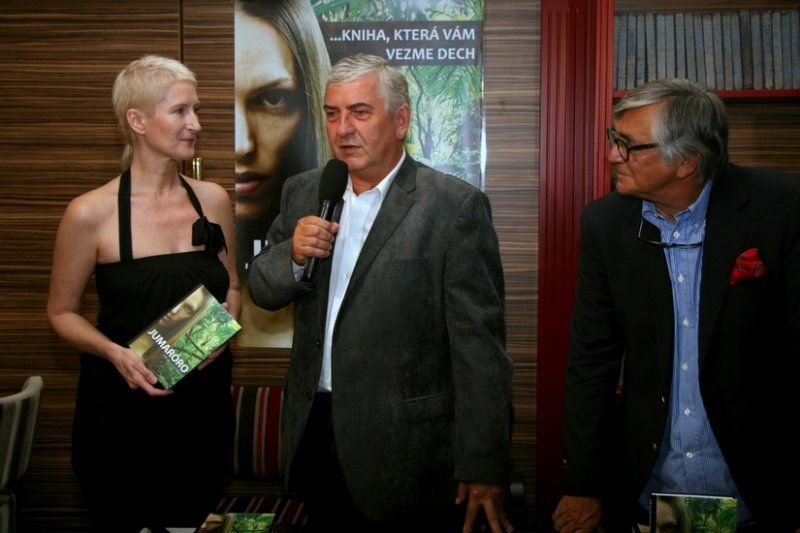 Křest románu Jumaroro: Sylva Lauerová s kmotry knihy - Miroslavem Donutilem a Jiřím Bartoškou (foto: Klára Smílková)