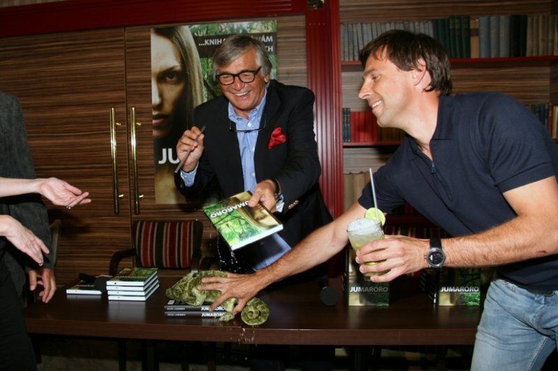 Křest románu Jumaroro: zkušený kmotr Roman Vojtek zachránil chameleóna před Caipirinhou :) (foto: Klára Smílková)
