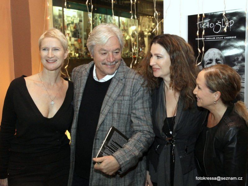 křest Praha, 6.12.2012, Café-bar Platýz, Sylva s kmotry Jurajem Kukurou, Irenou Pavláskovou a čestným hostem Bárou Basikovou