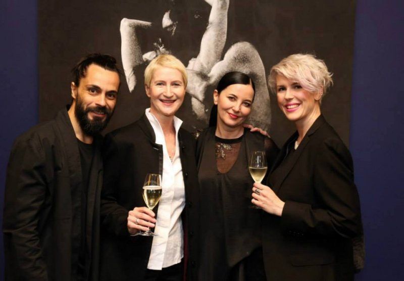 Sylva Lauerová s umělcem Emilio Forniliesem, jeho ženou Zofie Angelic - výtvarnicí a šperkařkou stojící za značkou zofie angelic couture a Bárou Kozákovou z nakladatelství van Aspen