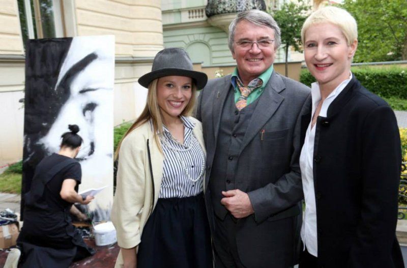 Sylva Lauerová s operní pěvkyní Michaelou Gemrotovou a baletním mistrem Vlastimilem Harapesem; Foto: Jiří Jansch