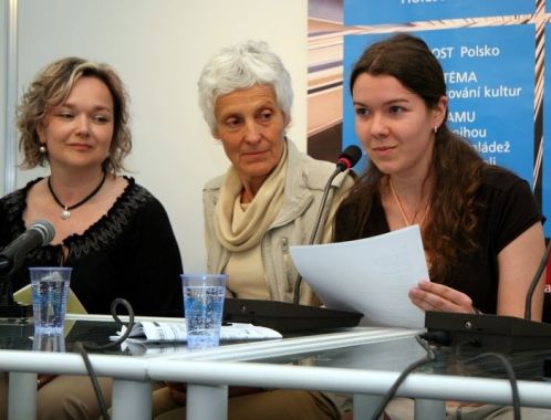 The Queens of Blackberries and Tears - poetry reading, Book World Prague, May 2010 (photo: Klara Smilkova)