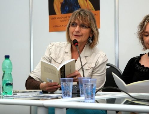 The Queens of Blackberries and Tears - poetry reading, Book World Prague, May 2010 (photo: Klara Smilkova)