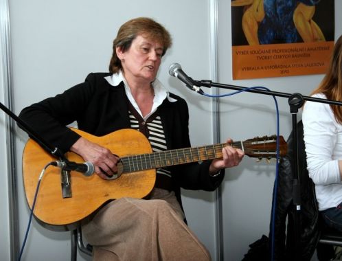 The Queens of Blackberries and Tears - poetry reading, Book World Prague, May 2010 (photo: Klara Smilkova)