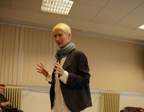 Sylva Lauerová při přednášce na GJBI