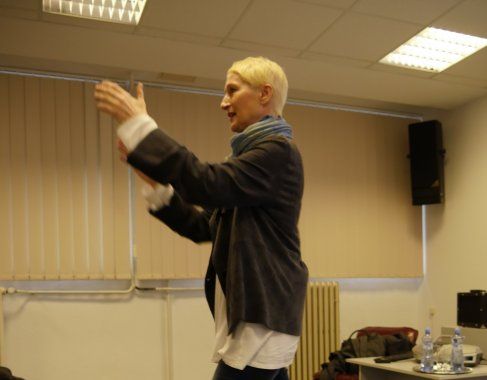 Sylva Lauerová při přednášce na GJBI