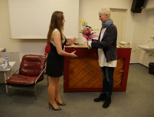 Sylva Lauerová při přednášce na GJBI