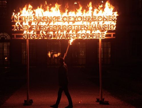 Světový den Poezie 2016 - Robert Montgomery.
Zdroj: https://www.meinlcoffee.com/cs/poezie/kampane/zaplat-basni-2016/