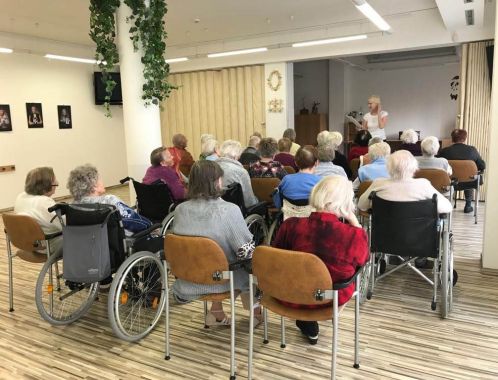 Sylva Lauerová with clients of the retirement home