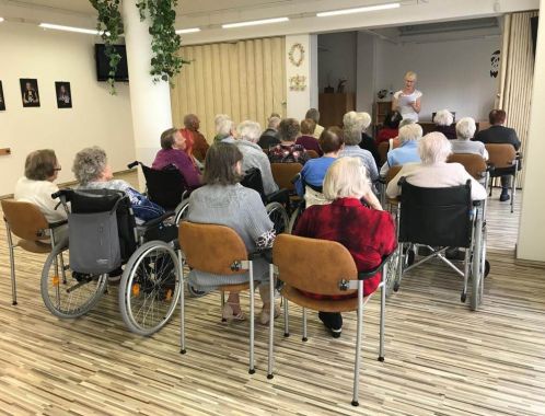 Sylva Lauerová with clients of the retirement home