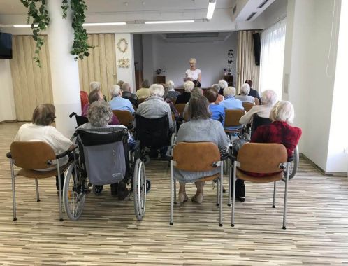 Sylva Lauerová with clients of the retirement home